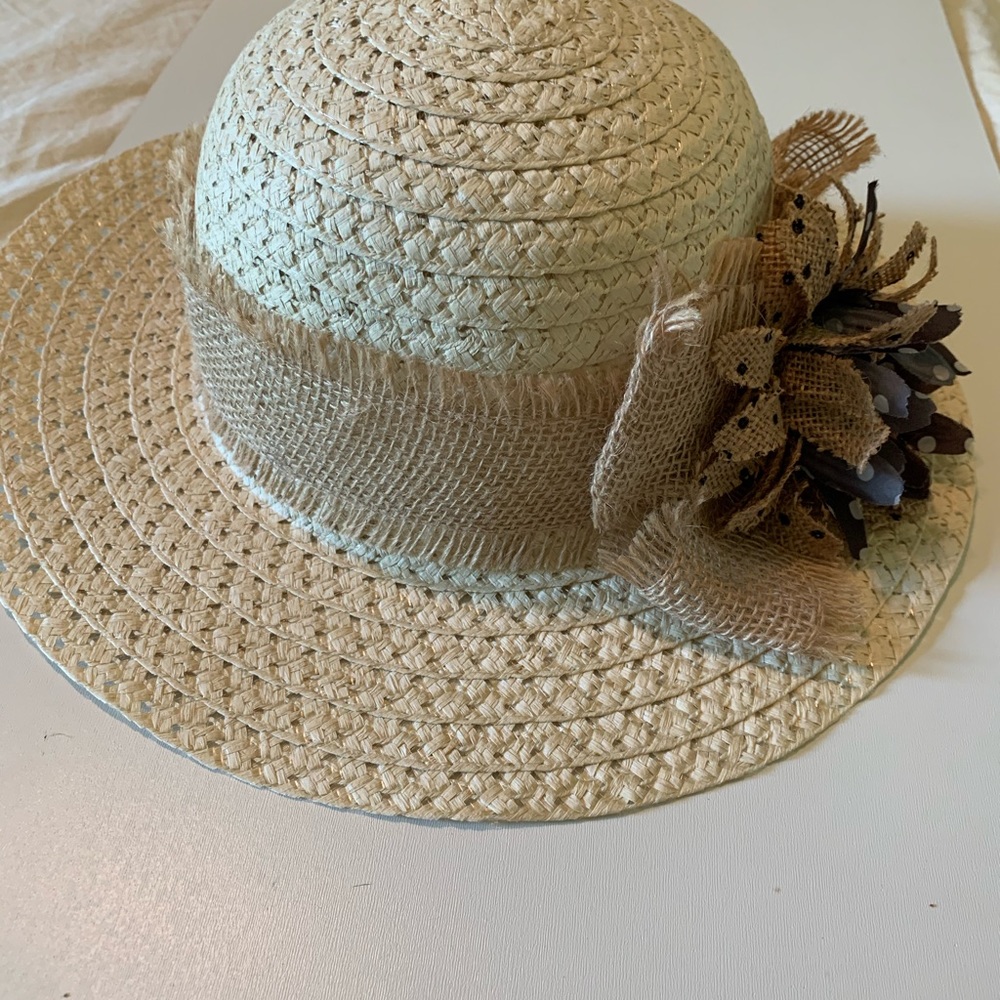 Beautiful hat - Picture 2 of 4